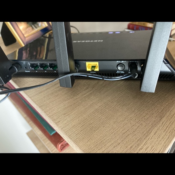 Netgear night hawk ac1900 smart Wi-Fi router model R6900 v2 - Picture 2 of 5